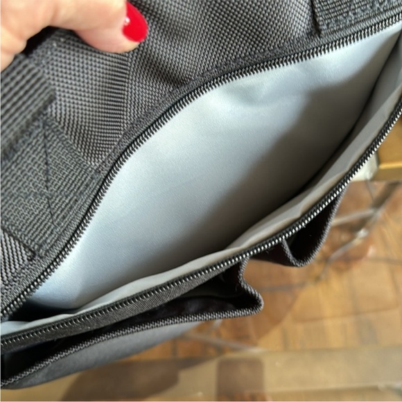 ❣️SKIP HOP BLACK DIAPER BAG ~ CONVERTIBLE SHOULDER STRAP - Picture 8 of 16